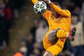 包含皇家马德里发布备战花絮，赛后止住颓势，欧冠任务艰巨，赛程密集仍需轮换的词条